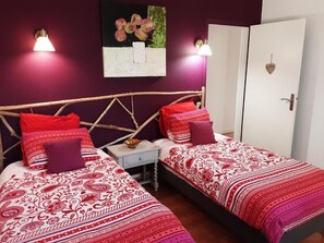 Iron/ironing board, internet, bed sheets - Family Villa LA BONBONNE EN PROVENCE 8-10 pers 5 bedrooms, swimming pool, quiet, Vaucluse (Travaillan)