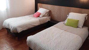 A bedroom with two beds, each with a pillow and a headboard. - Family Villa LA BONBONNE EN PROVENCE 8-10 pers 5 bedrooms, swimming pool, quiet, Vaucluse (Travaillan)