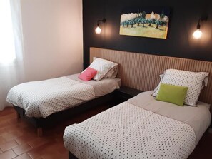 Iron/ironing board, Internet, bed sheets - Family Villa LA BONBONNE EN PROVENCE 8-10 pers 5 bedrooms, swimming pool, quiet, Vaucluse (Travaillan)