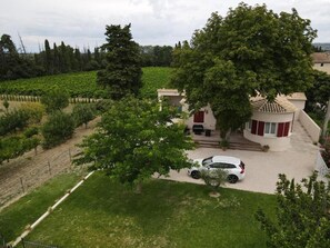 Exterior - Family Villa LA BONBONNE EN PROVENCE 8-10 pers 5 bedrooms, swimming pool, quiet, Vaucluse (Travaillan)