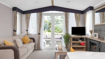 House, 2 Bedrooms, Smoking | Living room