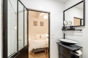 2 bedrooms, iron/ironing board, WiFi, bed sheets - Chez Collette - Luxury Apartment in the Old Nice (Nice)