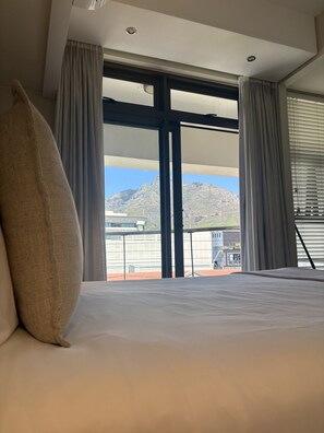 Desk, iron/ironing board, free WiFi, bed sheets - City Center | Mountain Views | The Piazza (Cape Town)