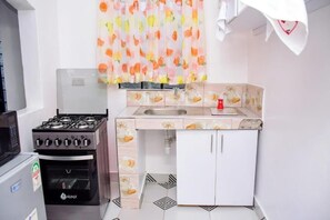 Departamento Deluxe | Cocina privada | Frigobar, microondas y utensilios de cocina 