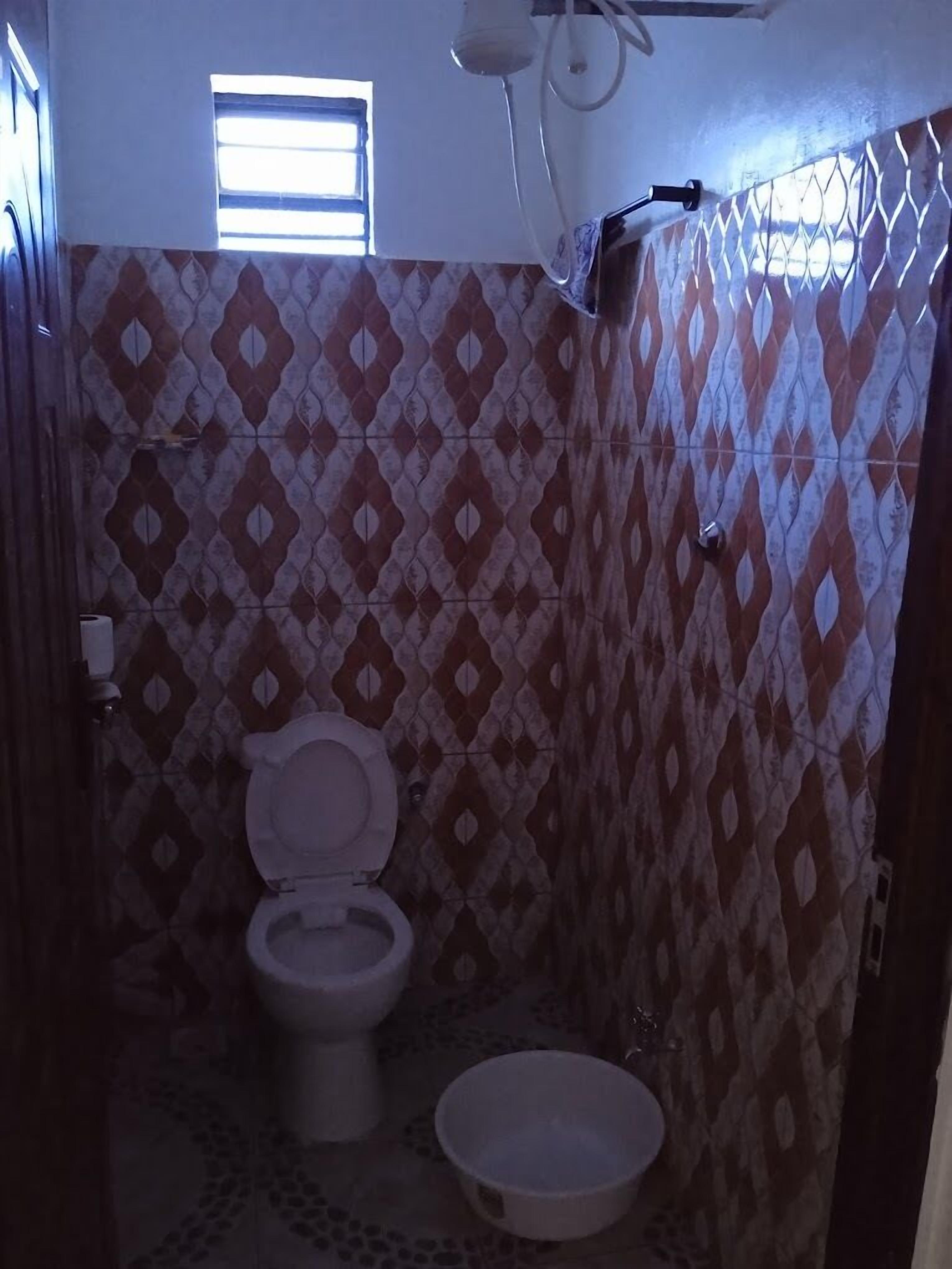 デラックス スタジオ | バスルーム | シャワー、スリッパ、タオル、石鹸