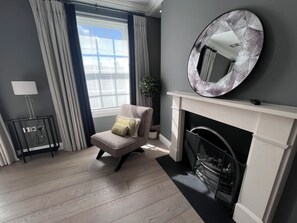 Interior - Luxury Bedroom House 2 Living Rooms 5 Bathrooms with Garden in Chelsea W3 (London)