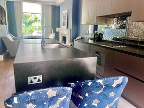 Fridge, microwave, oven, stovetop - Luxury Bedroom House 2 Living Rooms 5 Bathrooms with Garden in Chelsea W3 (London)