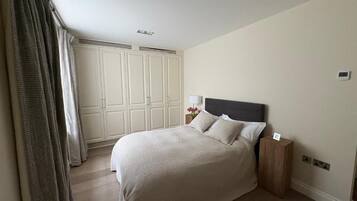 Iron/ironing board, internet, bed sheets