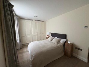 Iron/ironing board, Internet, bed sheets - Luxury Bedroom House 2 Living Rooms 5 Bathrooms with Garden in Chelsea W3 (London)
