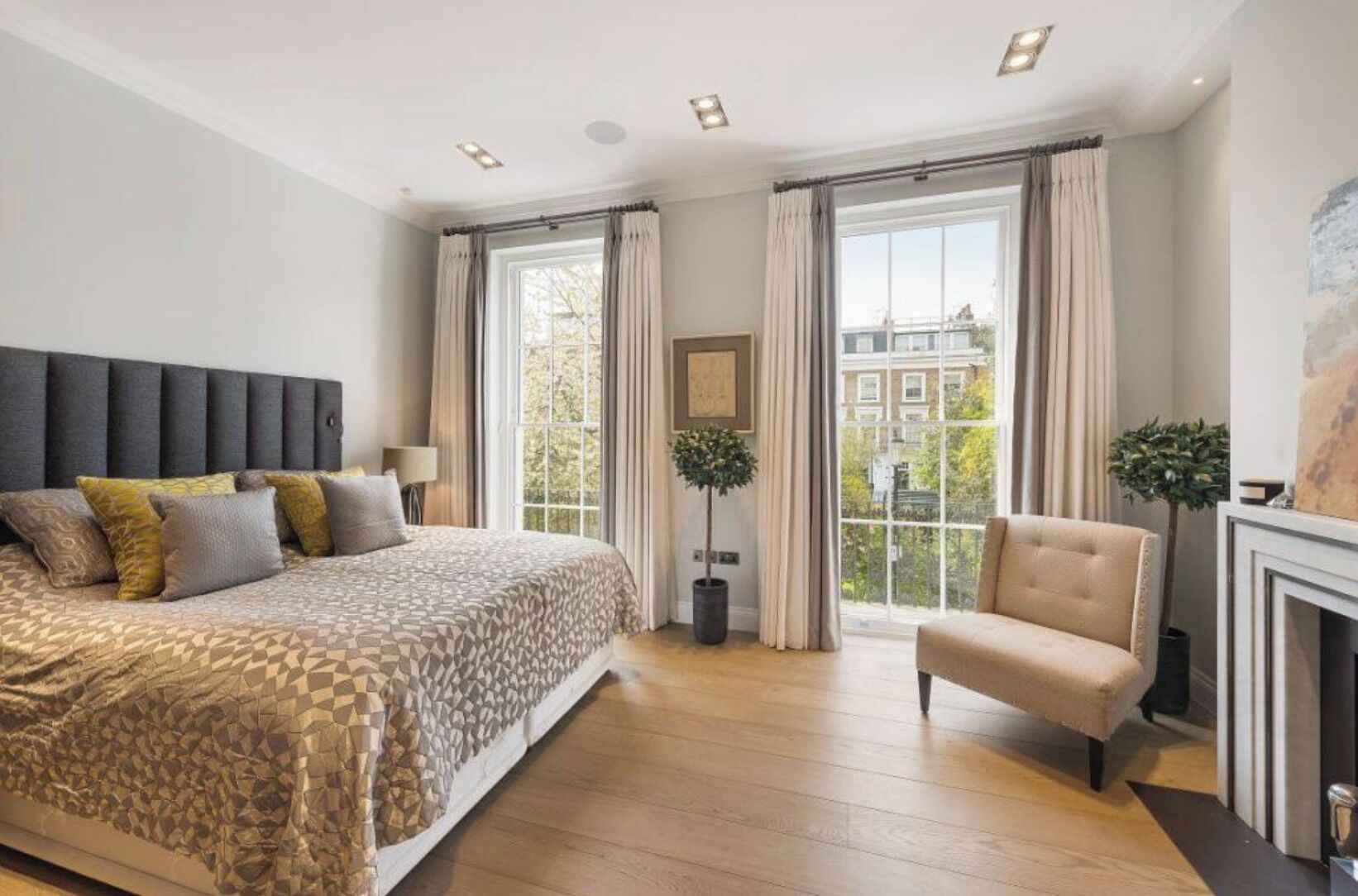 4 chambres, coffres-forts dans les chambres, fer et planche à repasser