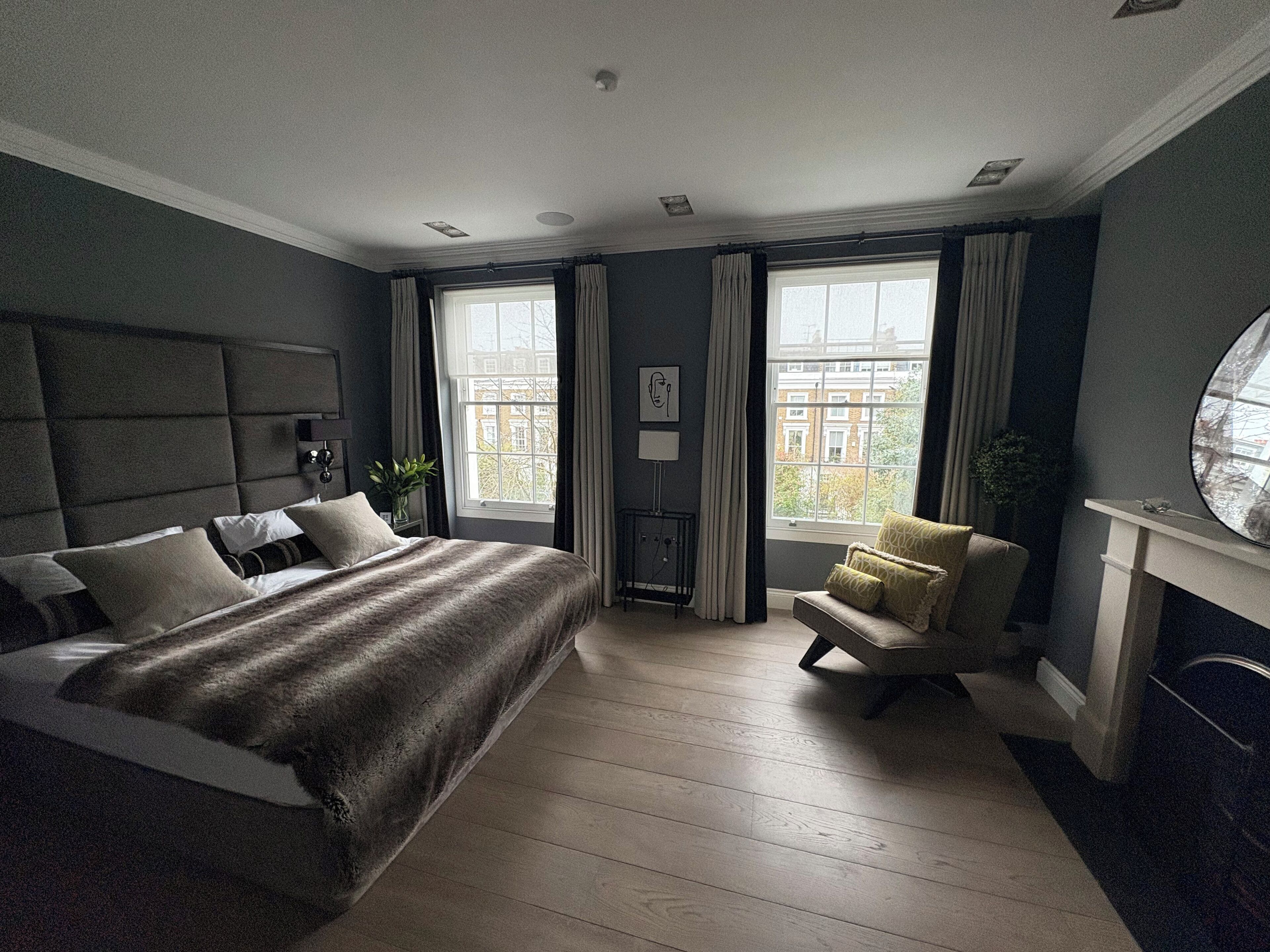 Een kluis op de kamer, een strijkplank/strijkijzer, gratis wifi