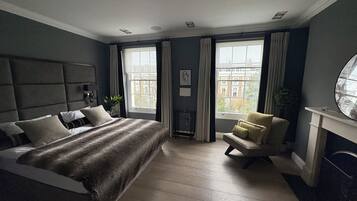 Een kluis op de kamer, een strijkplank/strijkijzer, gratis wifi