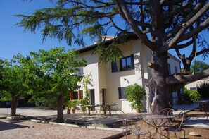 Outdoor dining - House - South Ardèche - sleeps 10 - private pool, panoramic view and large garden (Bourg-Saint-Andéol)