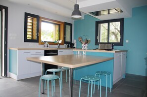 Private kitchen - House - South Ardèche - sleeps 10 - private pool, panoramic view and large garden (Bourg-Saint-Andéol)