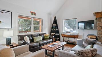 Een televisie en een open haard