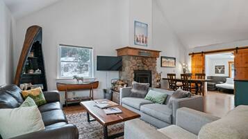 Een televisie en een open haard