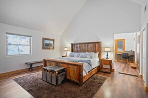 Desk, WiFi - Colt Mountain Lodge. (Bozeman)