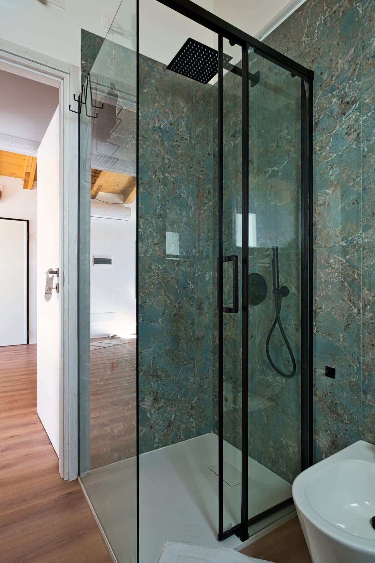 Douche, sèche-cheveux