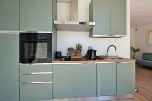 Frigorífico, horno, placa de cocina y lavavajillas