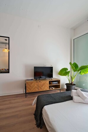 Tabla de planchar con plancha y ropa de cama 