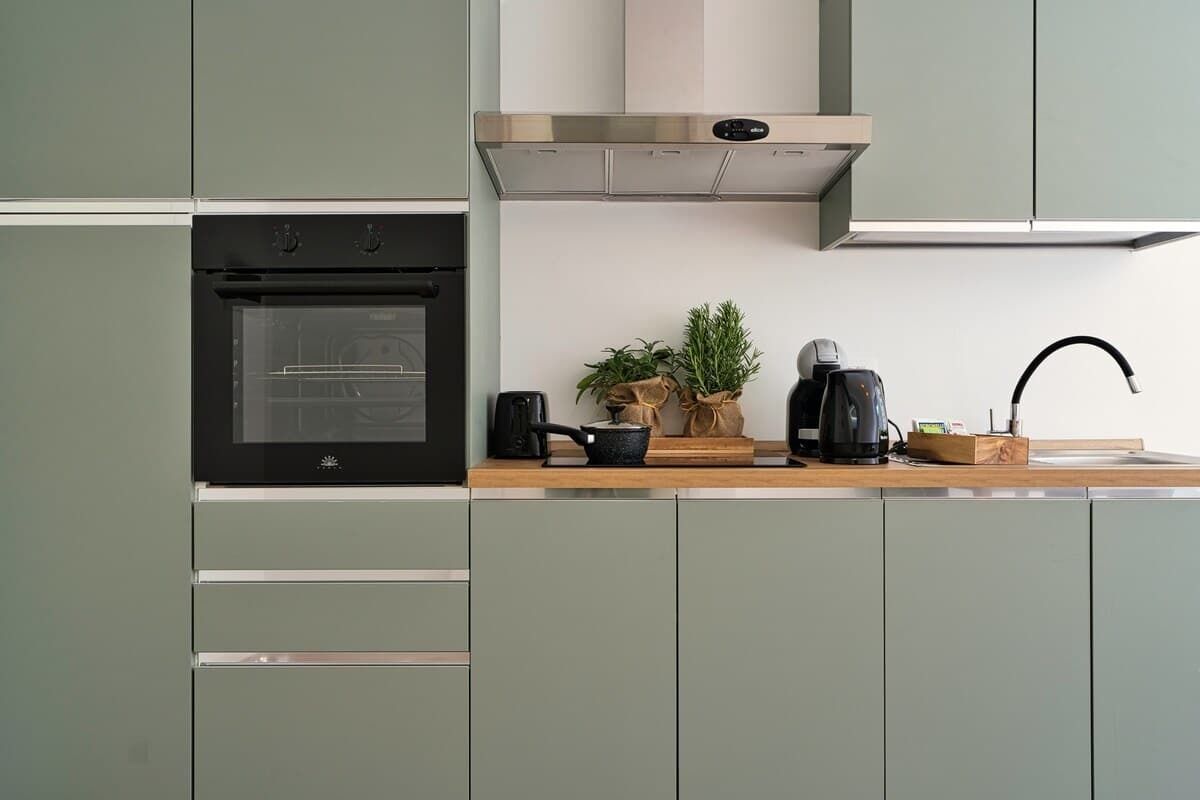 Frigorifero, piano cottura, lavastoviglie, pentole/stoviglie/utensili