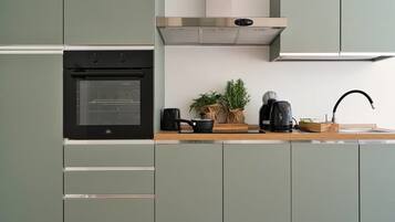 Frigorifero, piano cottura, lavastoviglie, pentole/stoviglie/utensili