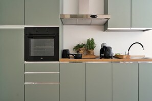 Refrigerador, parrilla de estufa, lavavajillas y utensilios de cocina 