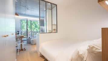 Eenvoudige suite, balkon | Een bureau, een laptopwerkplek, gratis wifi