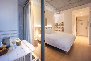Tweepersoonskamer, balkon, uitzicht op tuin | Een bureau, een laptopwerkplek, gratis wifi