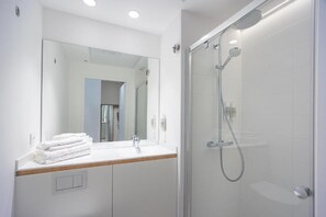 Dusche, kostenlose Toilettenartikel, Haartrockner, Handtücher