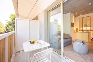 Suite básica, balcón | Restaurante al aire libre