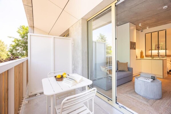 Junior-Suite, Balkon | Speisen im Freien