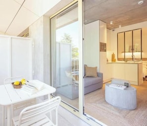 Suite básica, vistas al jardín | Restaurante al aire libre