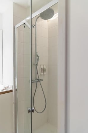 Ducha, artículos de higiene personal gratuitos y secador de pelo