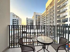 Outdoor dining - Your studio getaway at Azizi Beach Oasis (Dubai)