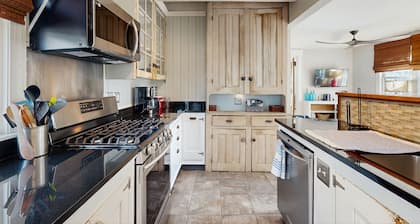 Town of Lewes house w/deck, balcony, close to beach & restaurants