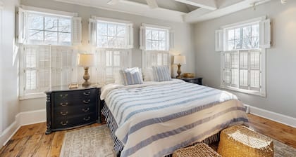 Town of Lewes house w/deck, balcony, close to beach & restaurants