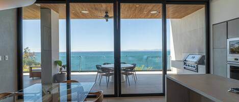 Luksusleilighet, havutsikt | Utsikt mot strand/hav