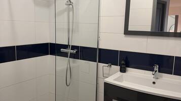 Een douche, een haardroger, handdoeken, zeep