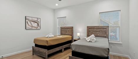 3 camere, una scrivania, ferro/asse da stiro, culla da viaggio