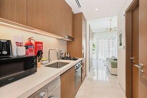 Private kitchen - Charming apartment in marvelous Dubai with cool AC and gym and pool access (Studio city)