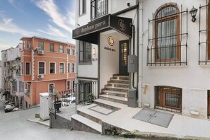 Exterior detail - Daphne Pera ; Magnolia Aparts, City Center (Beyoglu)