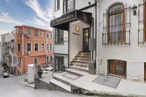 Exterior detail - Daphne Pera; Jasmin Apart, City Center (Beyoglu)