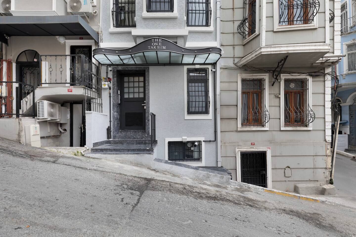 Rakennuksen sisäänkäynnin yläpuolella on kyltti, jossa lukee: ”THE ONE TAKSIM”.