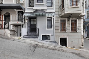 Exterior detail - The One Taksim 101 Room, Comfort and Privacy (Beyoglu)