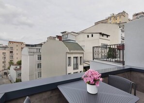 Outdoor dining - The One Taksim 105 Room, Comfort & Privacy (Beyoglu)
