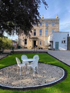 Outdoor dining - Railway House (Free Gated Parking) - Platform 1 (York)