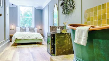 Iron/ironing board, travel crib, WiFi, bed sheets