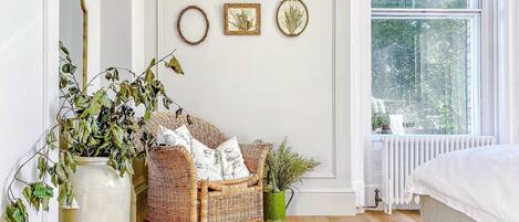 مكواة/لوح كي وسرير سفر وواي فاي وملاءات أسرّة