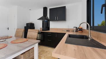 Wasserkocher mit Kaffee-/Teezubehör, Kühlschrank, Mikrowelle, Ofen